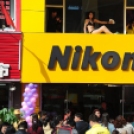 Na, így kell megnyitni egy Nikon boltot!