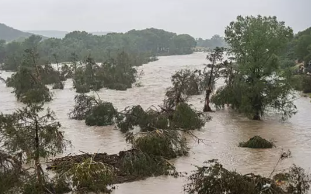 Kaliforniában rekordmértékű esőt hozott a karácsony áradásokkal, villámáradásokkal, földcsuszamlásokkal