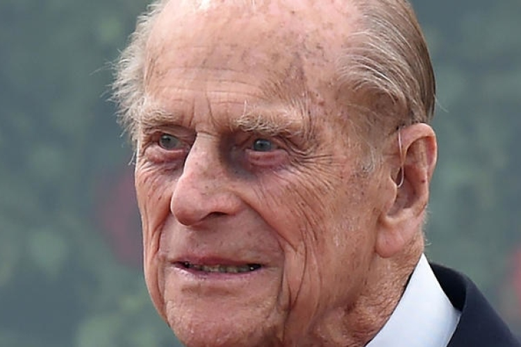 Biztonsági öv nélküli vezetésért figyelmeztette a rendőrség a brit uralkodó férjét