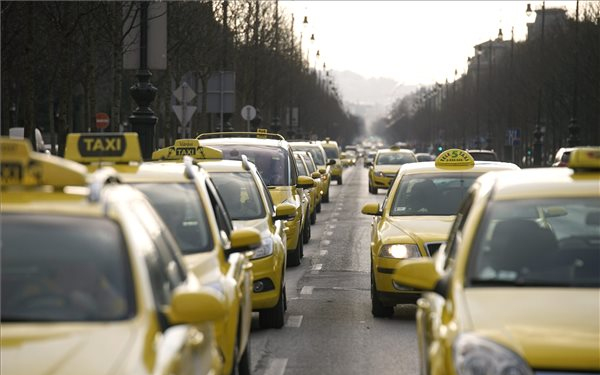 Befejeződött a taxisok demonstrációja Budapest belvárosában