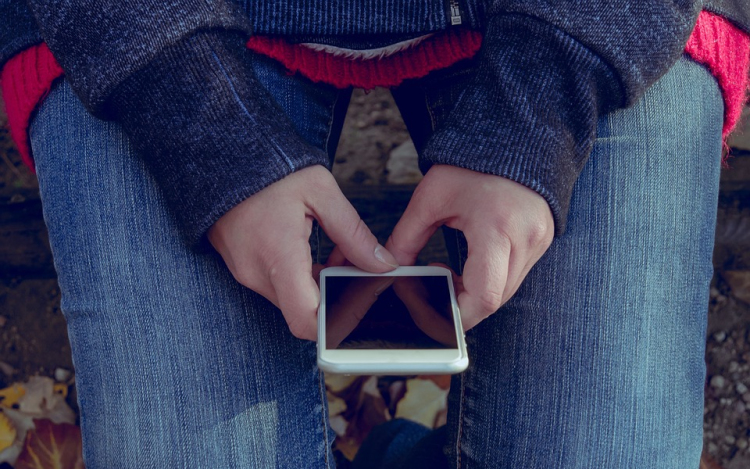 Kitiltják a francia iskolákból a mobiltelefonokat